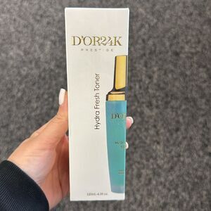 Elegant Gold and White Accessories for Any Occasion